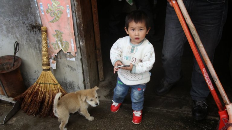 baby with cellphone