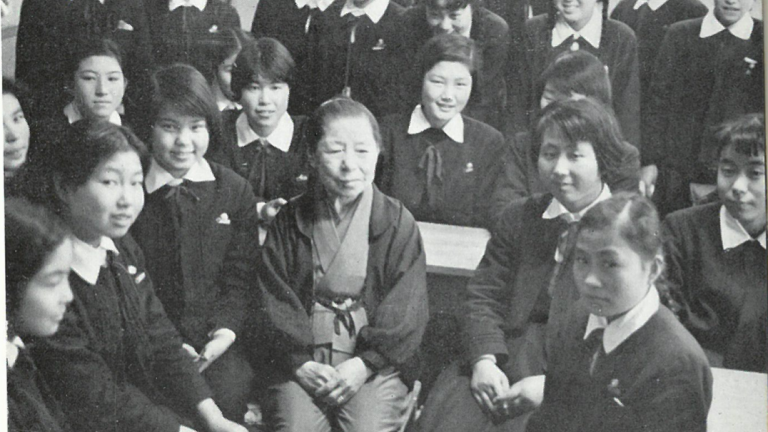 Kimi Takagi with students