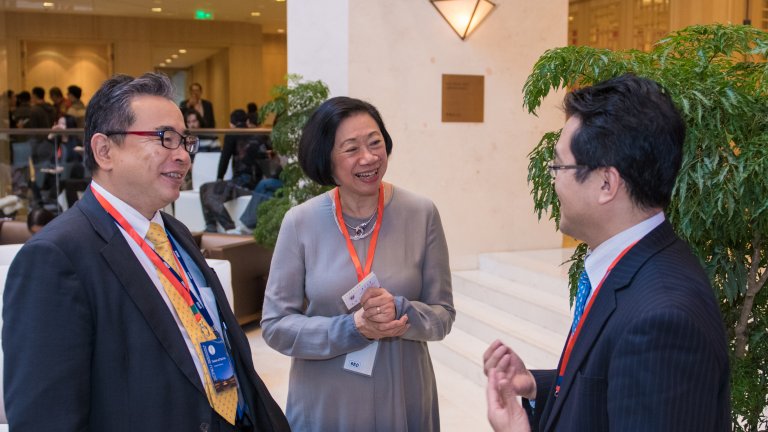 China Program and SCPKU Director Jean Oi in conversation with two attendees at the 2017 Lee Shau Kee World Leaders Forum.