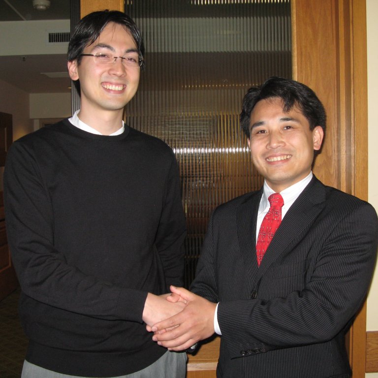 APARC faculty Phillip Lipscy shaking hands with a Global Affiliate visiting fellow.