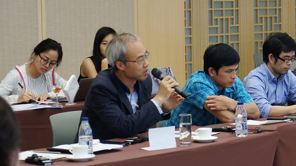 A scholar speaking at a gathering of AHPP postdoctoral fellow alumni, 2017.