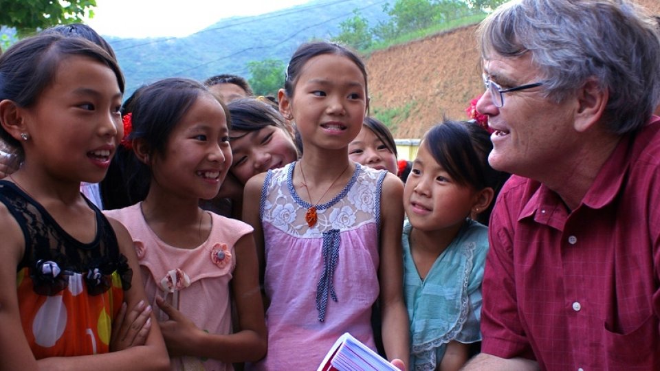 Scott Rozelle speaks to a group of children in rural China.