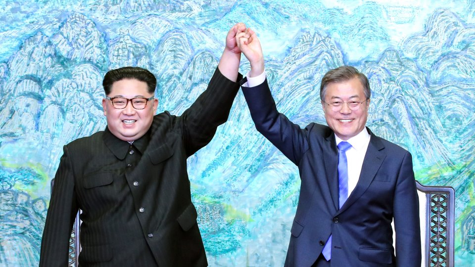North Korean leader Kim Jong Un (L) and South Korean President Moon Jae-in (R) pose for photographs