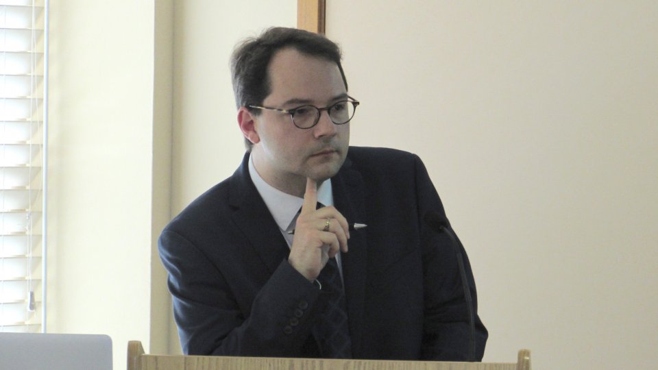 Shorenstein APARC Visiting Scholar Dominik Müller speaking at a podium
