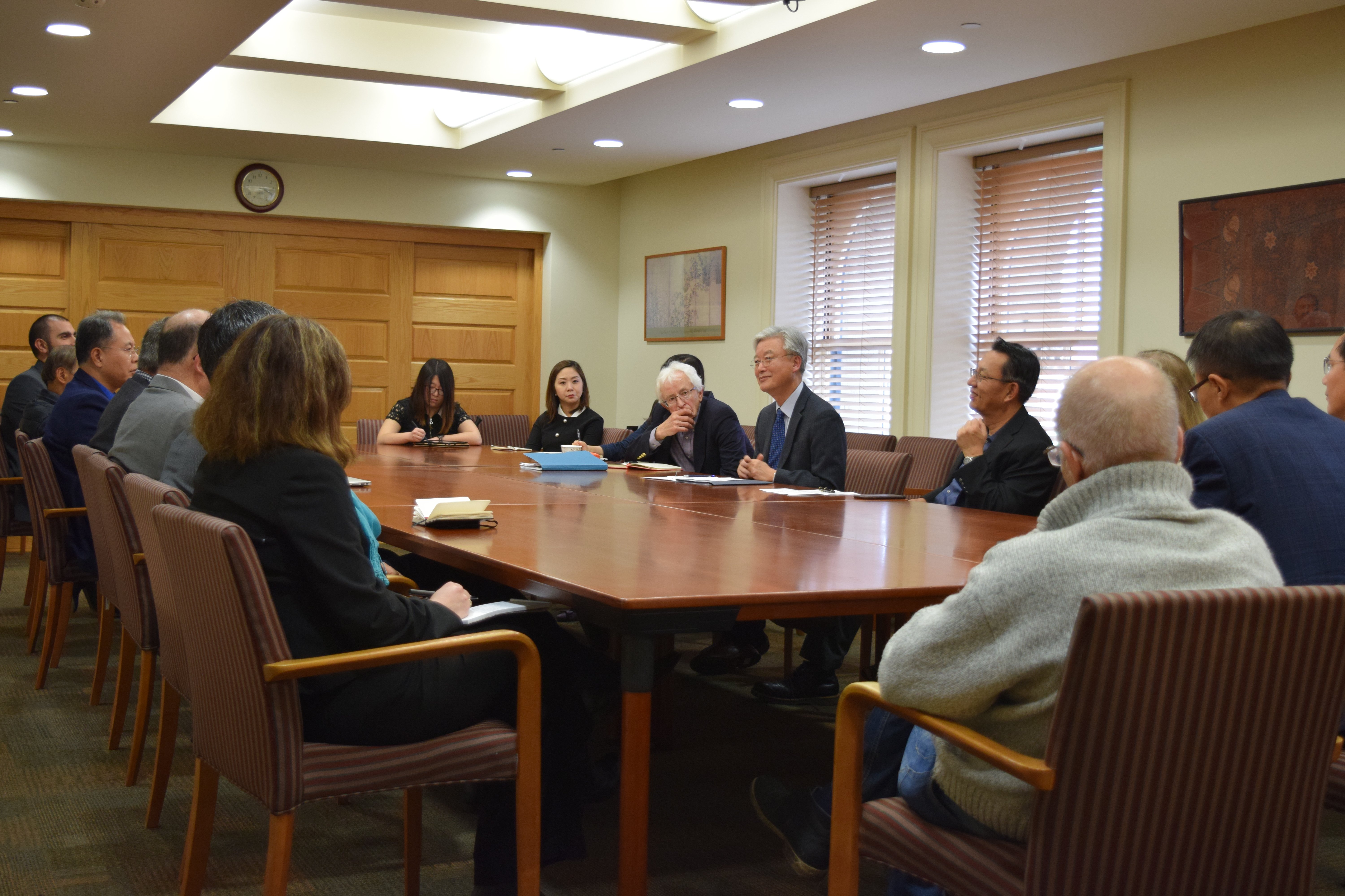 Rountable participants and Ambassador Cho 