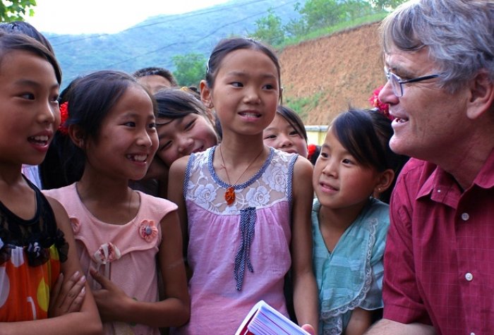 Scott Rozelle speaks to a group of children in rural China.