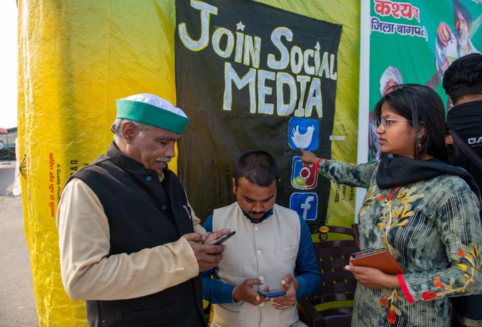 A member of the All India Student Federation teaches farmers about social media and how to use such tools as part of ongoing protests against the government. (Pradeep Gaur / SOPA Images / Sipa via Reuters Connect)