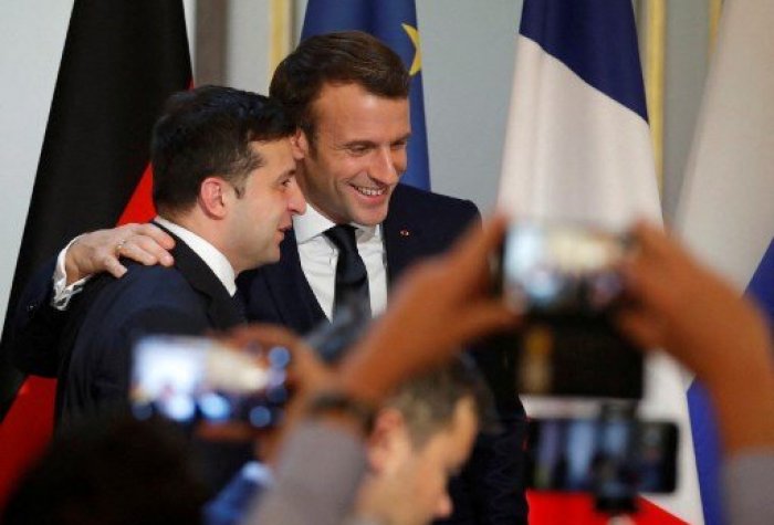 Ukraine's President Volodymyr Zelenskiy (L) and French President Emmanuel Macron