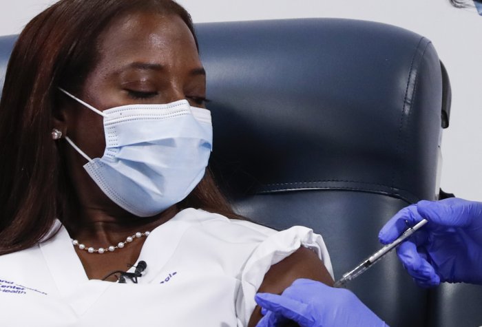 American woman gets COVID-19 vaccine