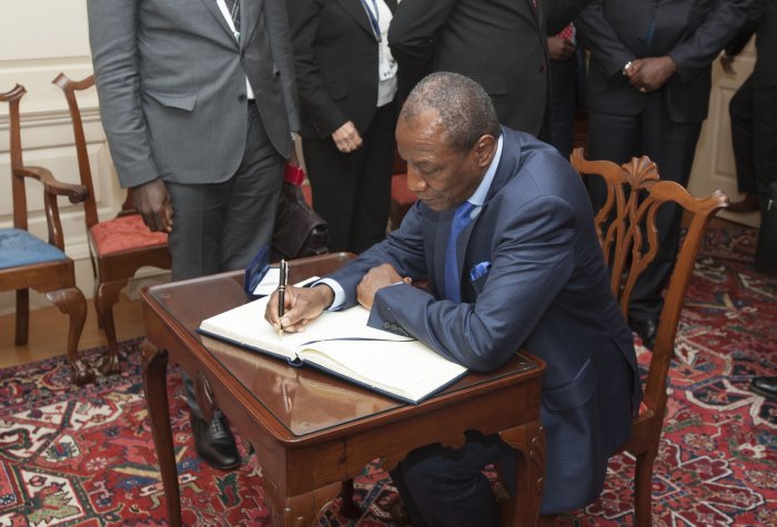 Guinean President Alpha Condé Signing Secretary of State Kerry's Guest Book, October 9, 2014. Guinean President Alpha Condé Signing Secretary of State Kerry's Guest Book, October 9, 2014.