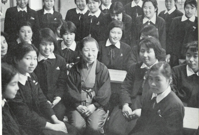 Kimi Takagi with students