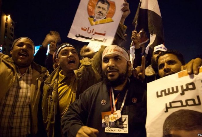 800px supporters of president mohammed morsi at a massive rally organized by the muslim brotherhood just miles from the presidential palace