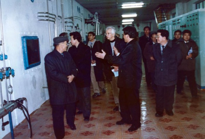 Siegfried Hecker meets with members of North Korea’s nuclear scientific community during a visit to Yongbyon.
