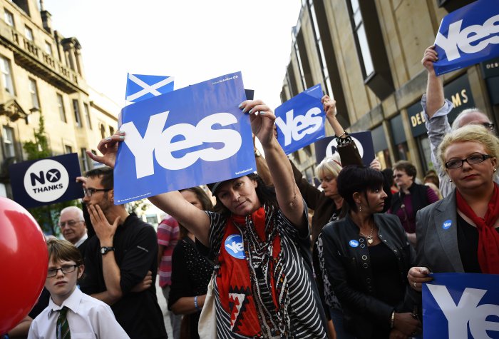 Yes and No voters wait for Scotland's First Minister Alex Salmond to do a walkabout in Perth, central Scotland, September 12, 2014. Yes and No voters wait for Scotland's First Minister Alex Salmond to do a walkabout in Perth, central Scotland, September 12, 2014.