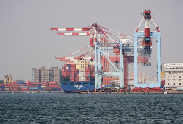 shipping container kaohsiung harbour 1